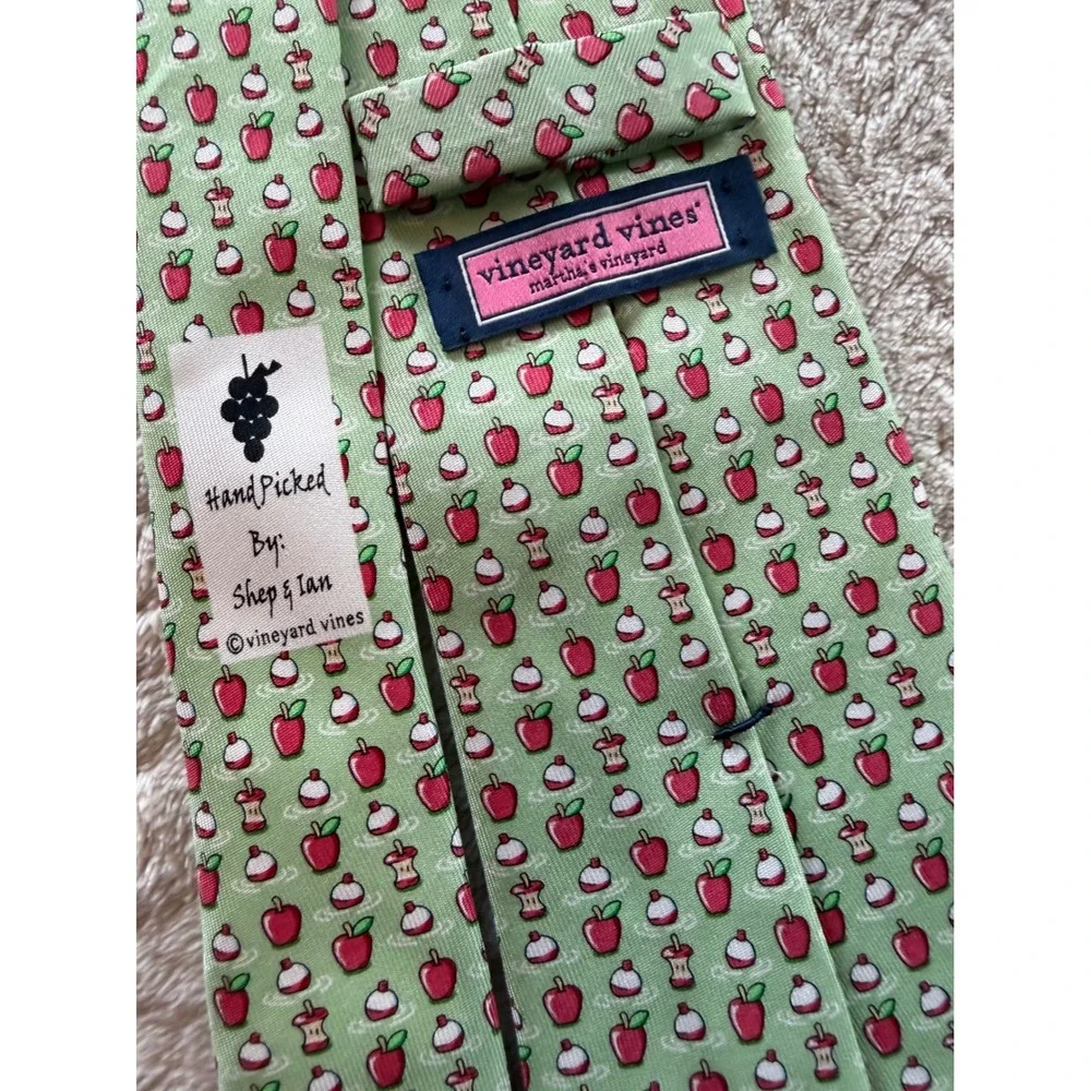 Vineyard Vines Boys Silk Tie Green Bobbing for Apples Pattern Necktie 48 Inch